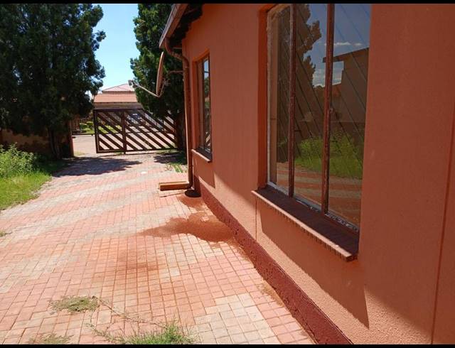3 BEDROOM HOUSE FOR SALE IN THE ORCHARDS
